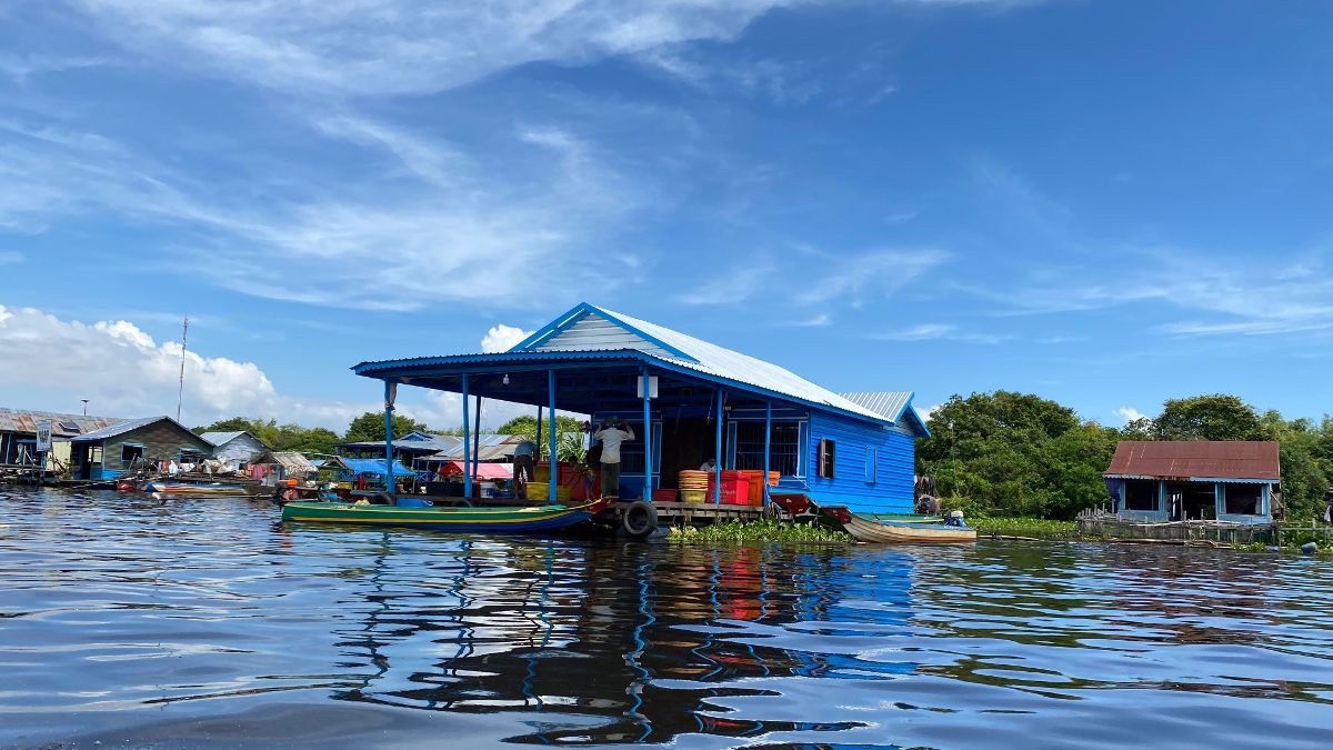 Casa flotante azul en Kaoh Chiveang, Tonle Sap, Camboya