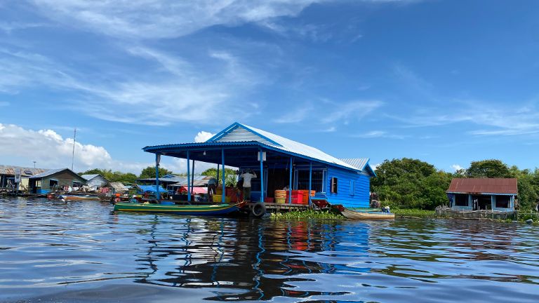 Blaues Hausboot in Kaoh Chiveang, Tonle Sap, Kambodscha