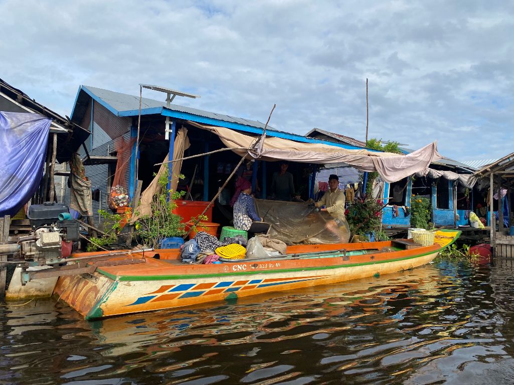 Fischer auf dem Tonle Sap bei der Arbeit