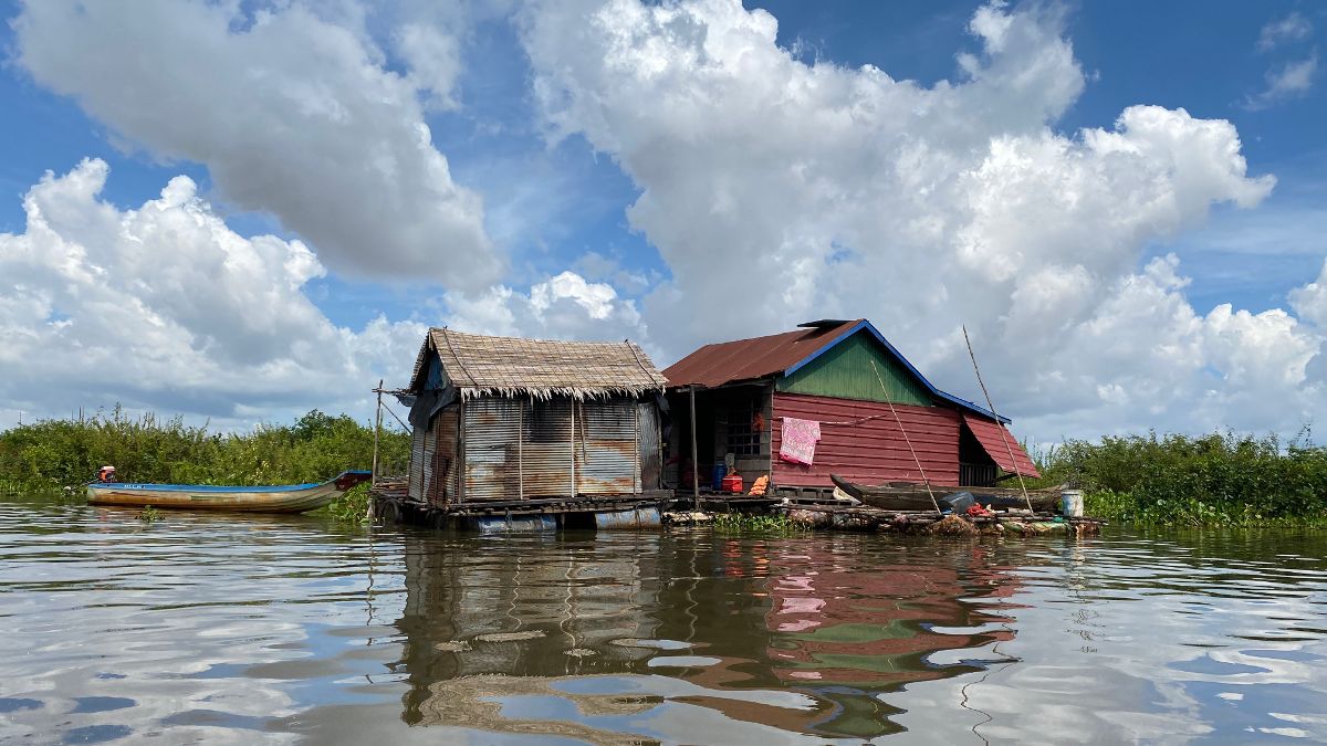 Alleinstehendes Hausboot auf dem Tonle Sap