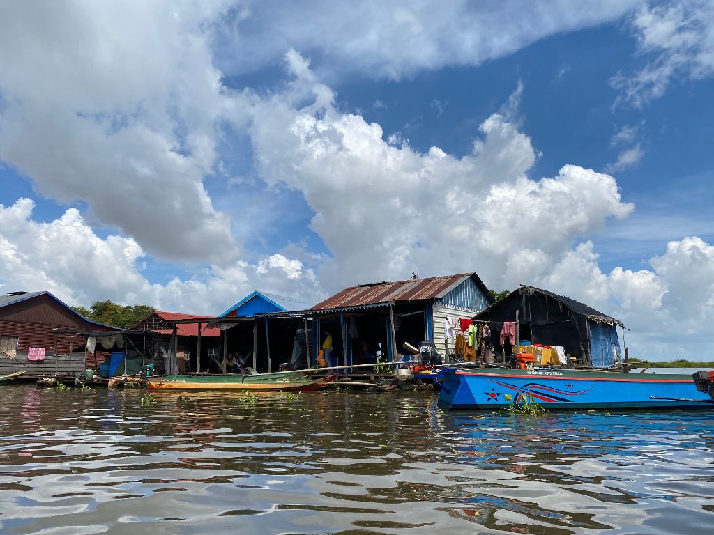 Instantánea de una casa flotante en el pueblo flotante de Kaoh Chiveang.